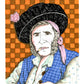 Une figure âgée porte un très large chapeau noir, un gilet bleu à carreaux et un foulard rose vif, œuvre originale d’Ana Jarén.