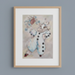 Présentation encadrée de Pierrot I, œuvre originale d’Ana Jarén en costume bleu pâle et blanc.