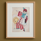Présentation encadrée de Pierrot III, œuvre originale d’Ana Jarén en costume rouge et bleu.