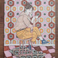 Une femme aux cheveux attachés est assise sur un tabouret rose avec une tasse blanche et un grand casque audio, œuvre originale d’Ana Jarén.