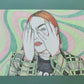 Une femme rousse lève une main manucurée devant un œil, mettant en valeur nail art vert et bagues, œuvre originale d’Ana Jarén.