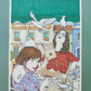 Deux femmes partagent café et tartines sur la Calle Betis à Séville, entre toits, façades colorées et pigeons, œuvre originale d’Ana Jarén.