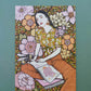 Une femme lit parmi de grandes fleurs, un petit oiseau près de la main, œuvre originale d’Ana Jarén.