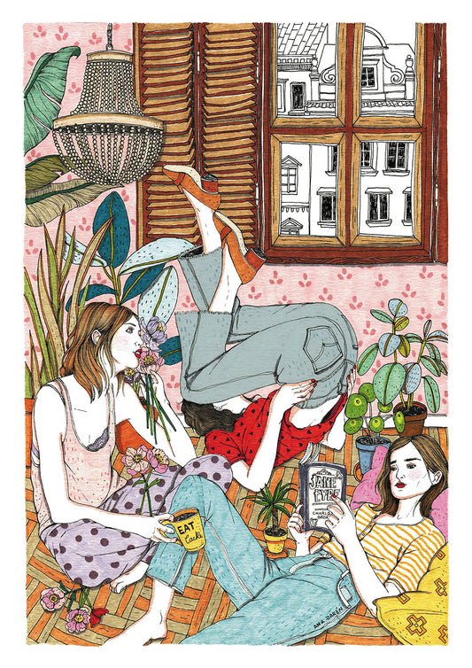 Trois femmes partagent un moment détendu dans une pièce remplie de plantes, affiche illustrée par Ana Jarén.