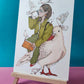 Une femme vêtue de vert chevauche un pigeon géant, entourée d’autres pigeons, œuvre originale d’Ana Jarén.