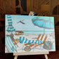 Plage presque vide avec transats rayés, serviettes, parasols turquoise, chapeaux et livres, œuvre originale d’Ana Jarén.
