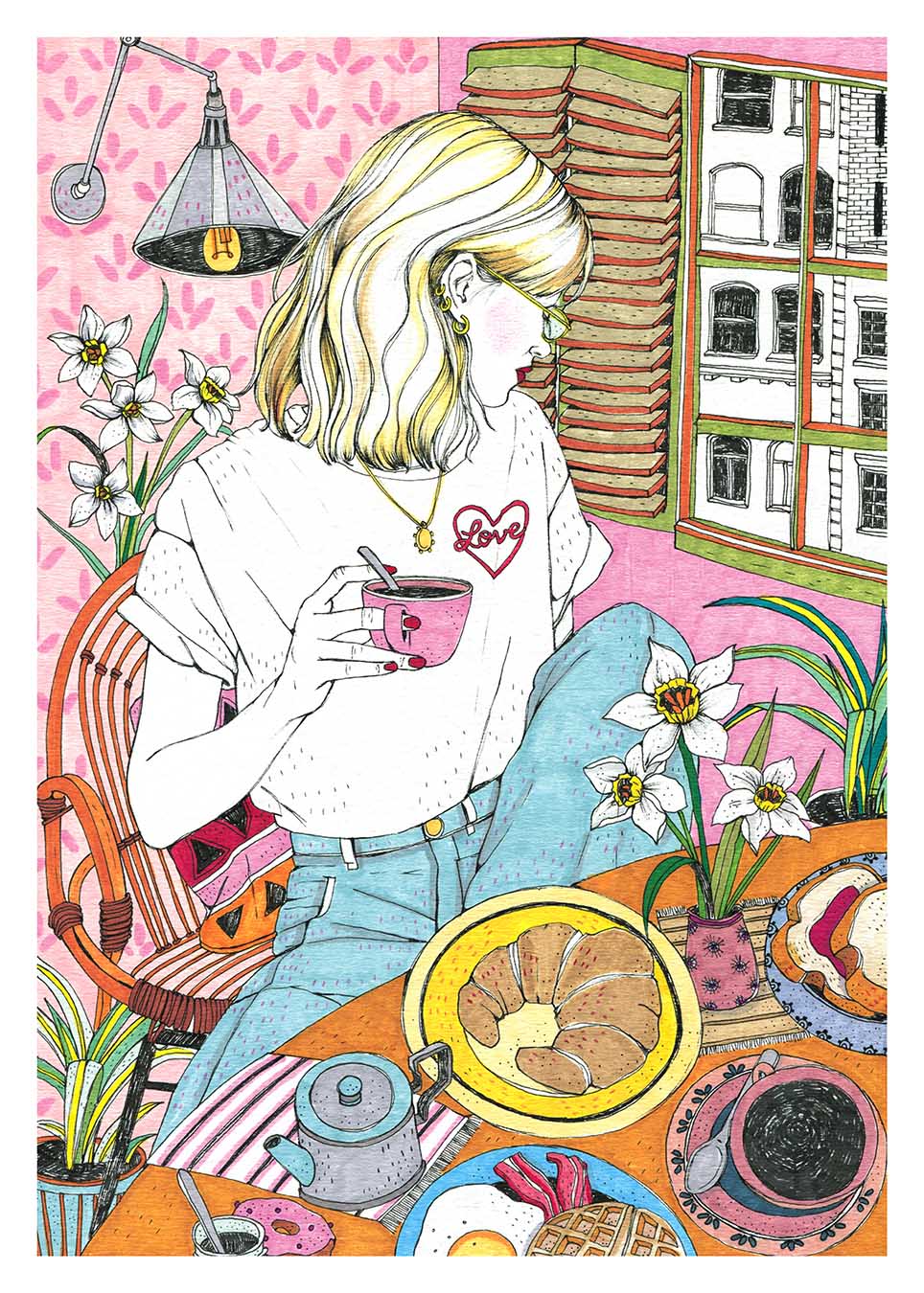 El café ocupa el centro de un momento doméstico tranquilo, acompañado de la luz, los objetos cotidianos y esa sensación de pausa que aparece al quedarse en casa, lámina XL ilustrada de Ana Jarén