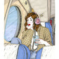 Une femme est recroquevillée dans un siège d’avion avec casque rose, téléphone et regard tourné vers le hublot, œuvre originale d’Ana Jarén.